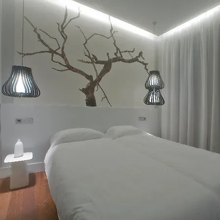 Khu Hotell
