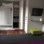 Khu Hotell